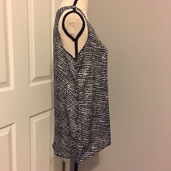 ROSE & OLIVE Sleeveless Patterned Blouse - Picture 3 of 4